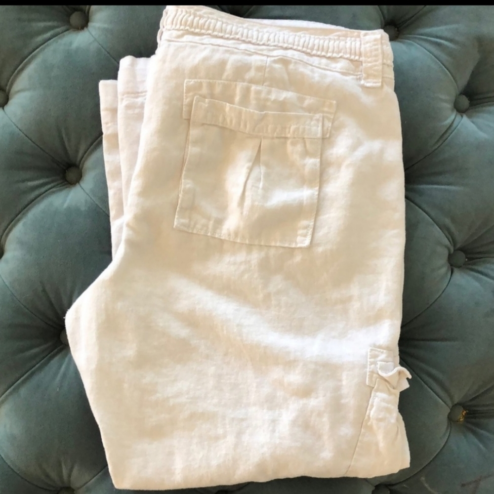 Old navy white linen capri pant with cargo pockets